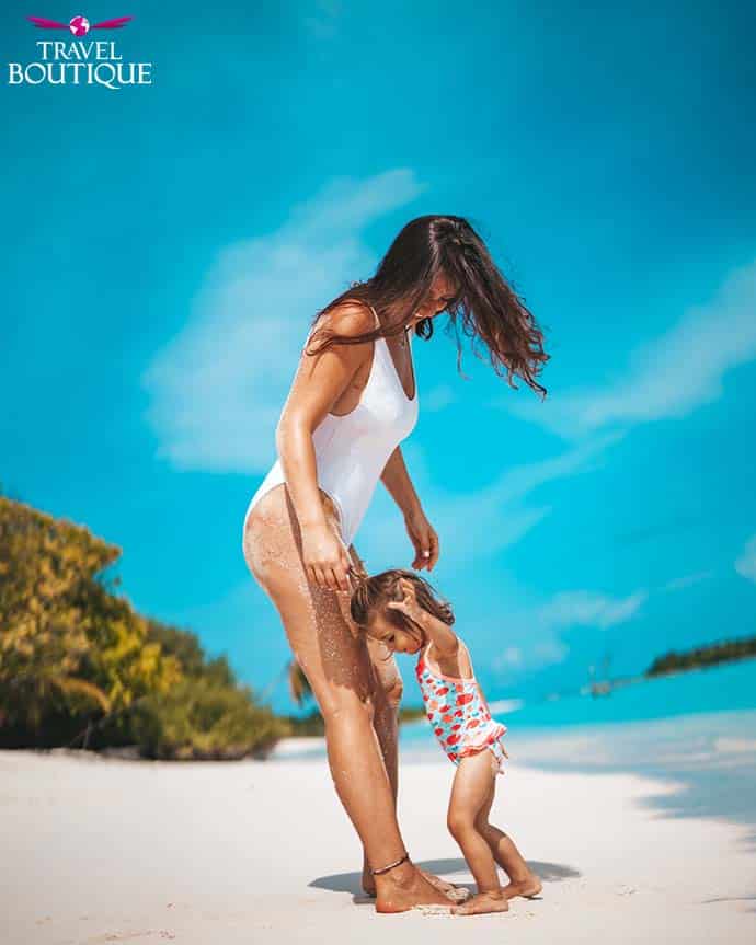 žena i beba devojčica na plaži