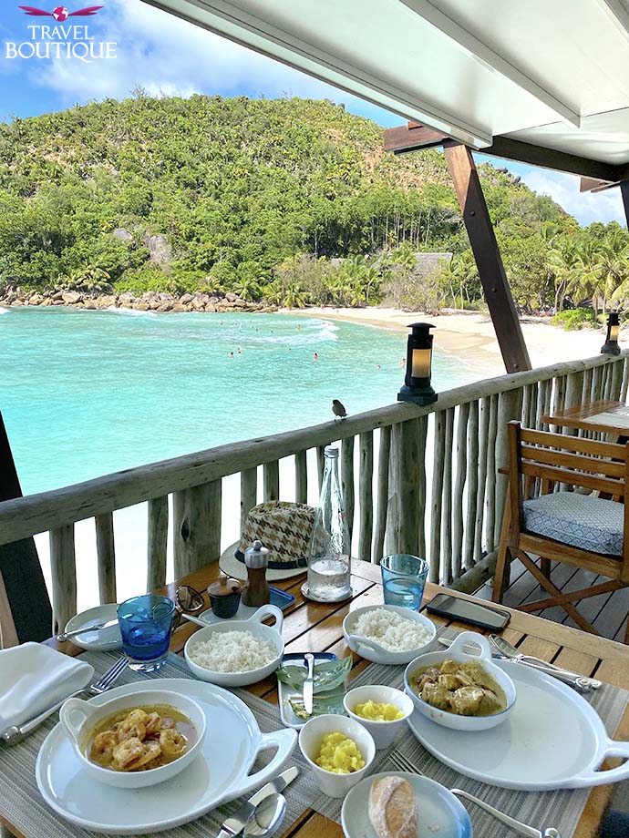 Hrana na stolu sa pogledom na plažu
