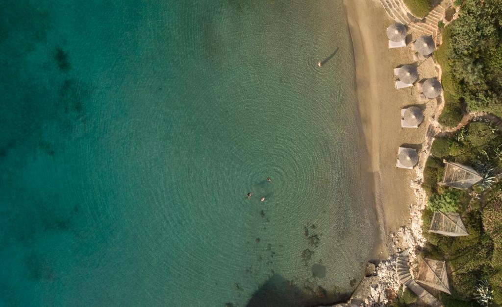 Minos Beach Art Hotel plaza