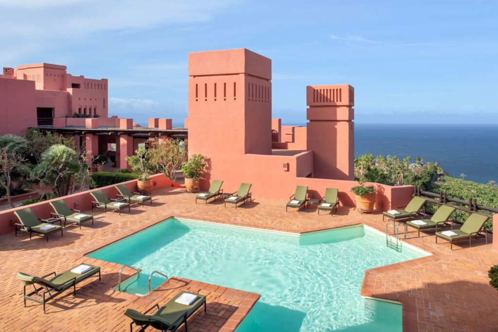 The Ritz-Carlton bazen