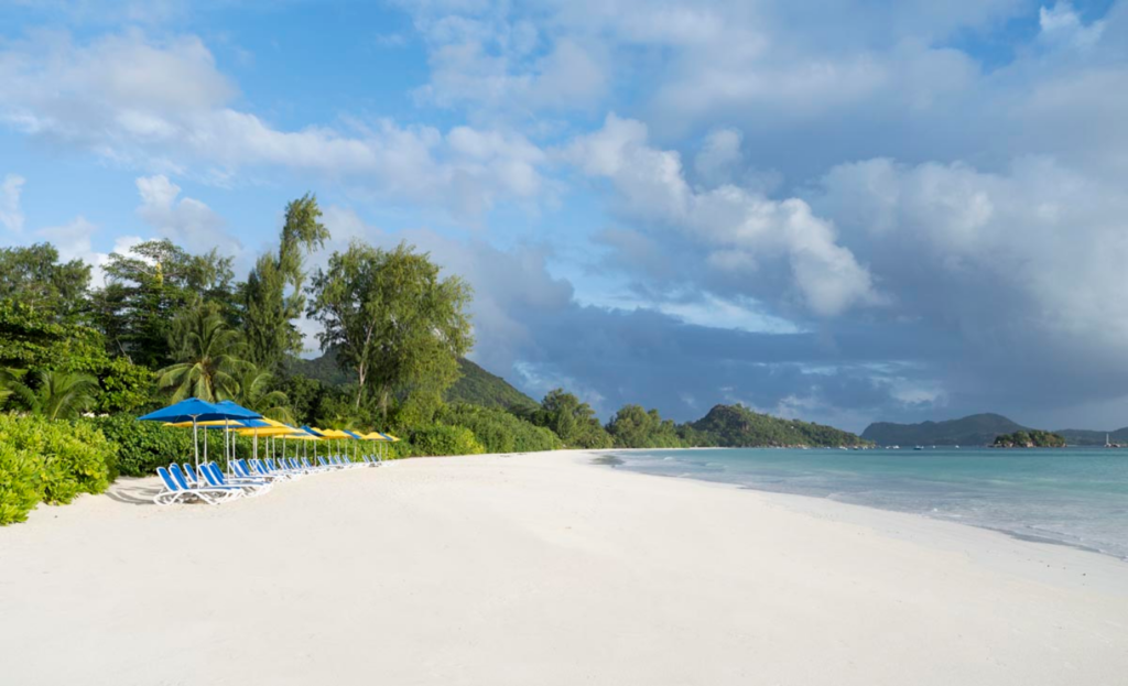 Acajou Beach Resort plaza