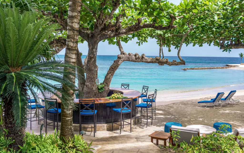 Round Hill Hotel and Villas bar