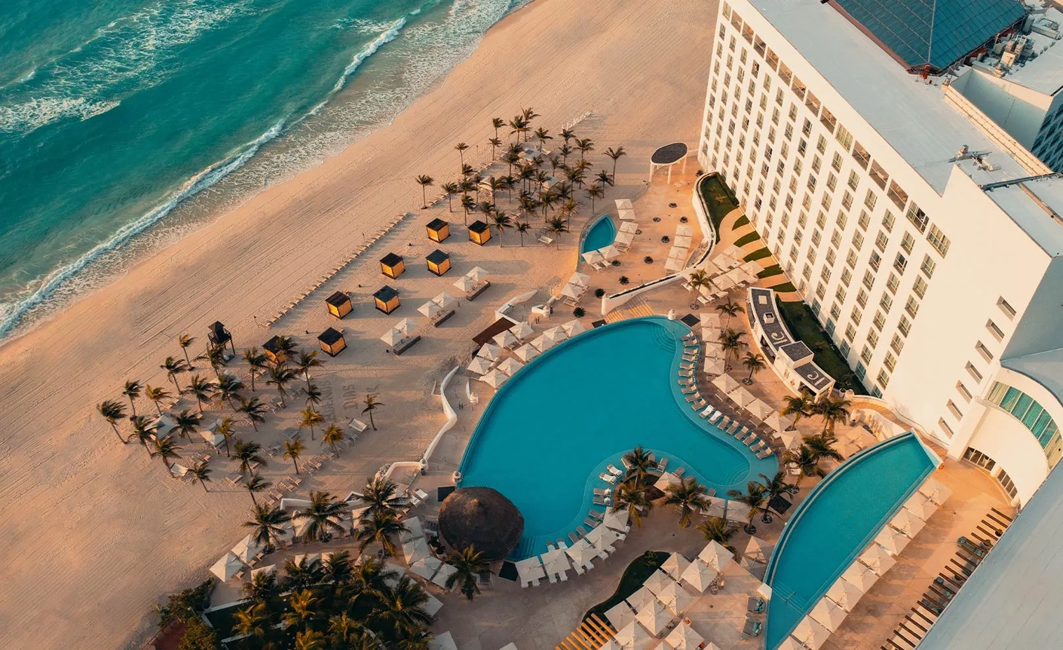 screenshot-2026-08-25-at-11-07-06-aerial_view_le_blanc_spa_resort_cancun_5d02a6d5a3_3ce8181e80-webp-webp-slika-1620-x-990-piksela-razmera-93